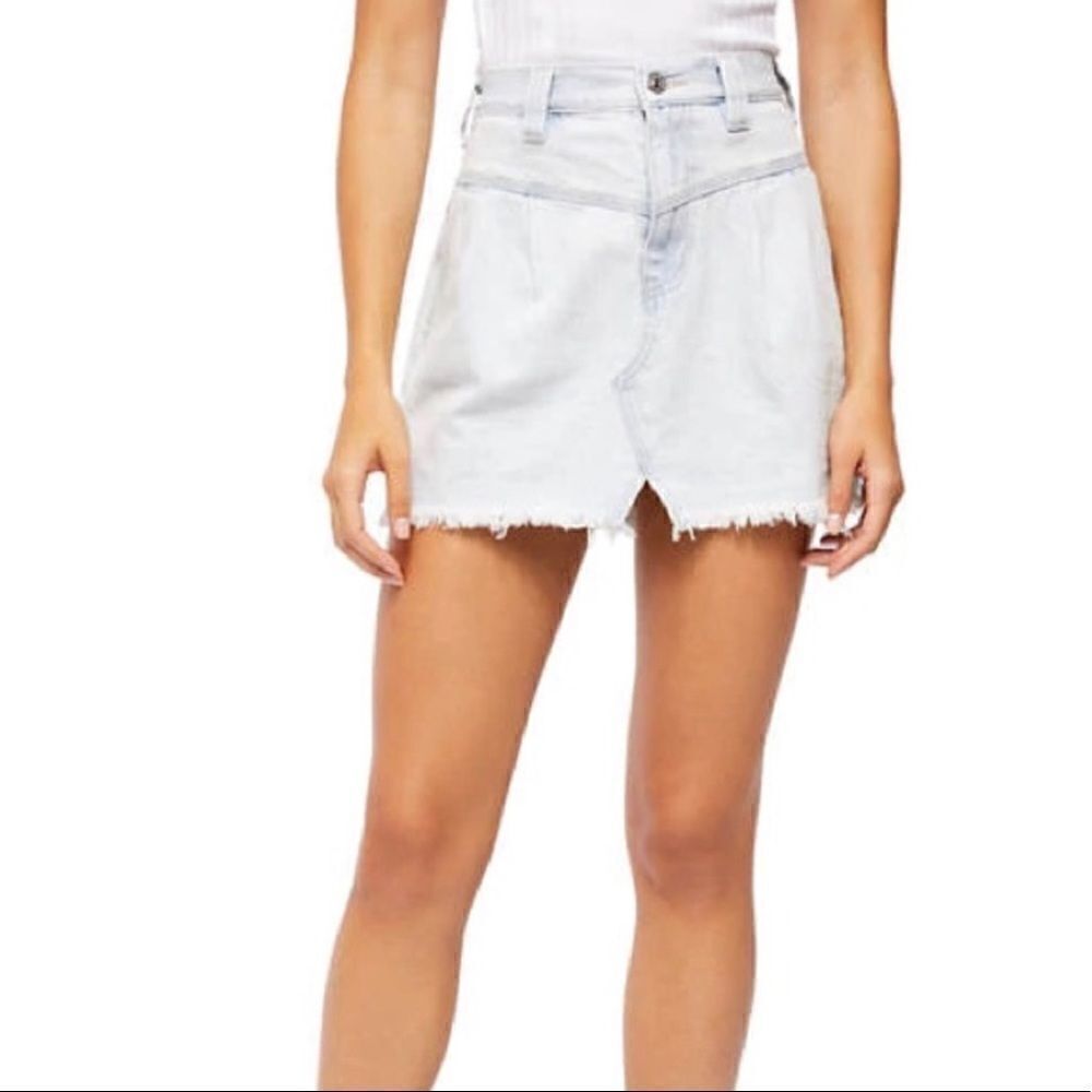 Free People Denim Mini Skirt Raw Hem in light blue Women’s Size 31 = 12 US